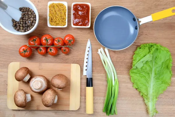 Verschillende producten op keuken tabel close-up — Stockfoto