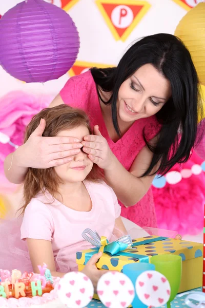 Menina bonita com a mãe comemorar seu aniversário — Fotografia de Stock