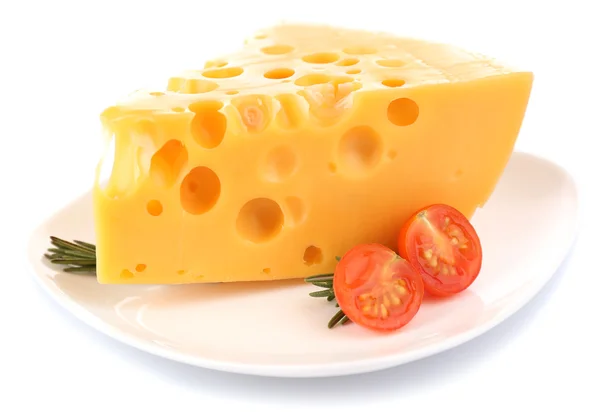 Morceau de fromage avec tomate et romarin sur assiette, isolé sur blanc — Photo