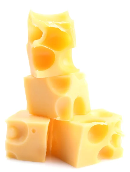 Кусочки сыра, изолированные на белом — стоковое фото