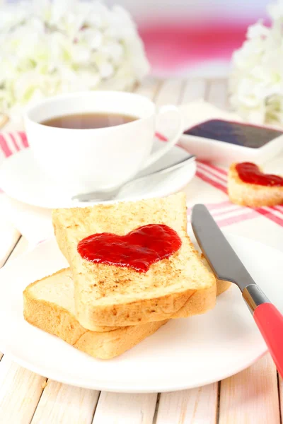 Heerlijke toast met jam en kopje thee op tabel close-up — Stockfoto