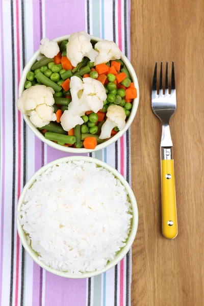 煮好的米饭，用木制的桌子上的蔬菜 — 图库照片