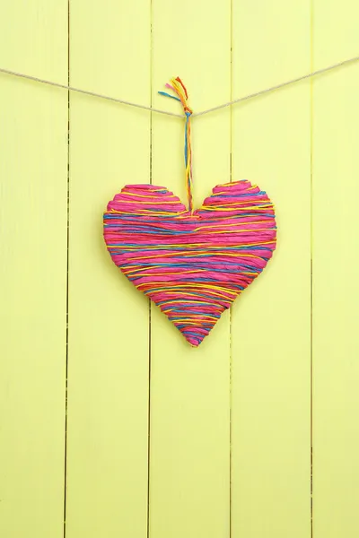 Corazón decorativo sobre fondo de madera — Foto de Stock