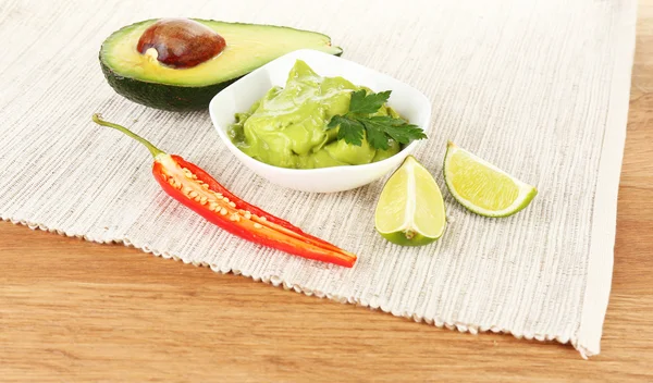 Friss guacamole csészében asztalra — Stock Fotó