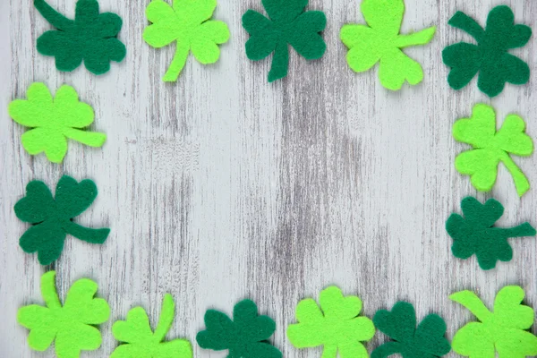 Clover leaves on wooden background — Stock Photo, Image