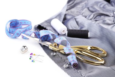 dikiş, izole üzerinde beyaz takım elbise