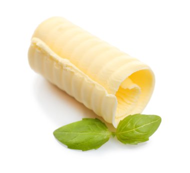 taze tereyağı üzerine beyaz izole Fesleğenli cURL