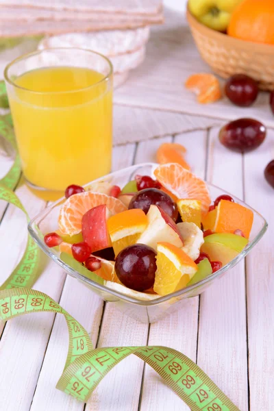 Frutas frescas doces em tigela na mesa close-up — Fotografia de Stock