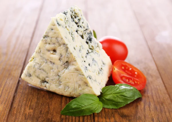 Gustoso formaggio blu con basilico e pomodoro, sul tavolo di legno — Foto Stock