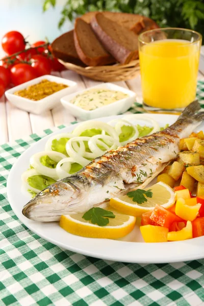 Delicious grilled fish on plate on table close-up — Stock Photo, Image