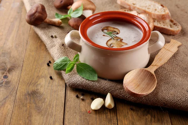 Sopa de cogumelos em panela, no fundo de madeira — Fotografia de Stock