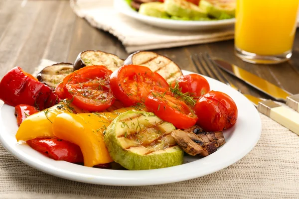 Deliciosos legumes grelhados no prato na mesa close-up — Fotografia de Stock