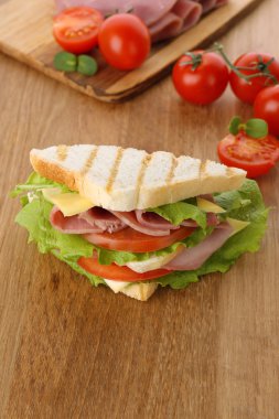 Ahşap masa jambon ile lezzetli sandviç