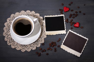 kahve fincanı, dekoratif kalpleri ve ahşap zemin üzerinde eski boş fotoğraf kompozisyonu