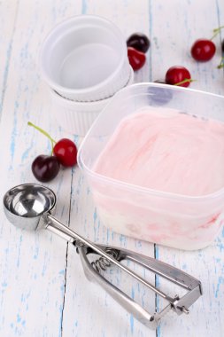 ahşap masa yakın çekim konteyner ve dondurma kaşık dondurma