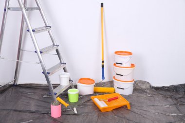 boya ve duvar arka plan merdiveni ile demetleri. Oda çalışmalarında onarma kavramsal fotoğraf 