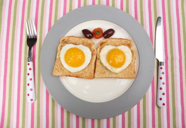 renkli peçete üzerinde plaka üzerinde ekmek ile pişmiş yumurta