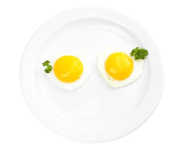 renkli peçete üzerinde plaka üzerinde ekmek ile pişmiş yumurta