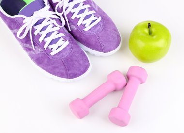 spor ayakkabı ve spor malzemeleri. kavramsal fotoğraf fitness ilerleme. beyaz izole