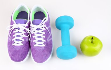 spor ayakkabı ve spor malzemeleri. kavramsal fotoğraf fitness ilerleme. beyaz izole