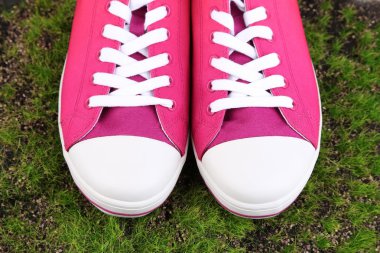 Yeşil çimlerde güzel ayakkabılar