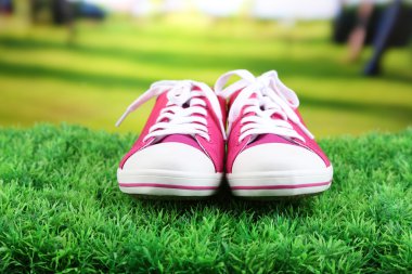 parlak zemin üzerine yeşil çimenlerin üzerinde güzel lastikbotlar