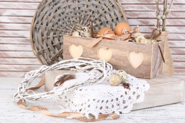 ahşap masa güzel Paskalya kompozisyonu