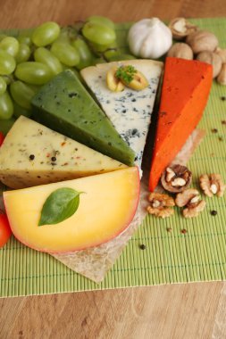 Ahşap masa üzerinde farklı İtalyan peynir