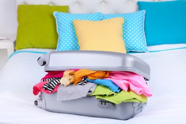 gri çanta giyim üzerine yatağa yakın çekim ile