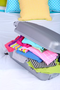 gri çanta giyim üzerine yatağa yakın çekim ile