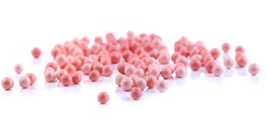 toz topları üzerinde beyaz izole