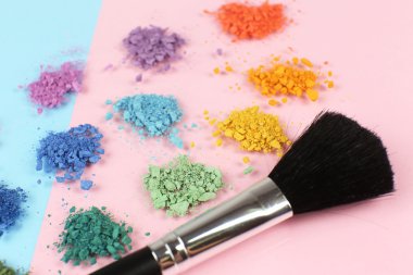 fırça yukarıya yakın ezilmiş gökkuşağı göz farı ve profesyonel makyaj