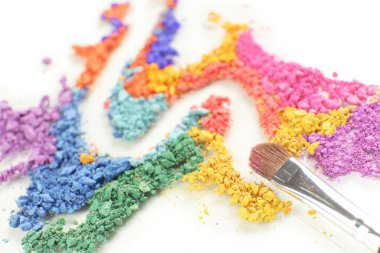 ezilmiş göz farı ve profesyonel makyaj fırçası kapat