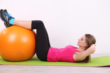 spor top turuncu ile egzersiz genç güzel fitness kız