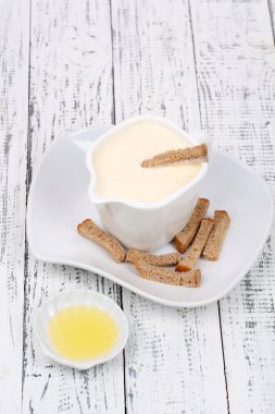 sürahi ahşap masa yakın çekim üzerinde hassas sos