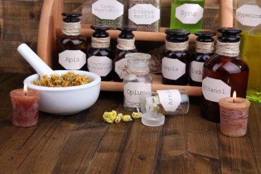 ahşap arka plan etiketi ile tarihi eski eczane şişeleri