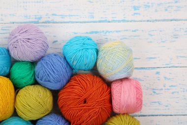 Polyester örgü üzerinde ahşap masa yakın çekim