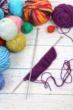 Polyester örgü üzerinde ahşap masa yakın çekim