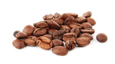 Kahve çekirdekleri beyaz üzerine izole