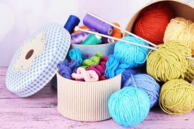 Masanın üzerine parlak arka plan iş parçacığında renkli skeins dekoratif kutular