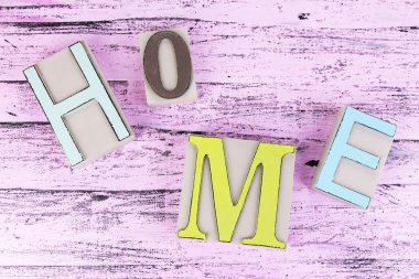 Dekoratif harf ahşap zemin üzerinde kelime şekillendirme