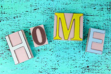 Dekoratif harf ahşap zemin üzerinde kelime şekillendirme