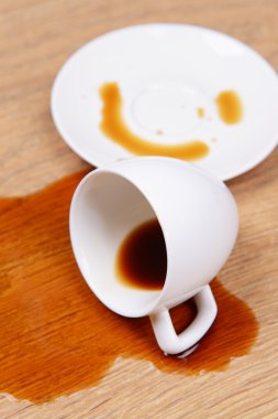 devrilmiş fincan kahve üzerinde yere yakın çekim