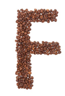 kahve çekirdekleri üzerine beyaz izole gelen alfabe