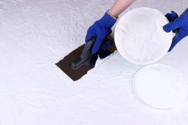 İnşaat mala ve işçi el ile dokulu sıva duvar