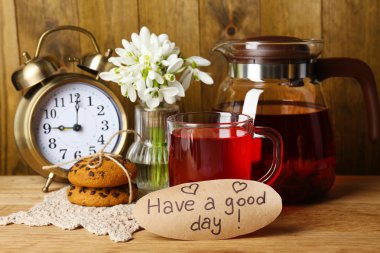 lezzetli bitkisel çay ve kurabiye ahşap tablo