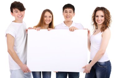mutlu genç insanların boş poster üzerinde beyaz izole holding grup