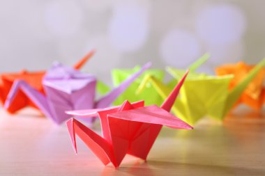 Origami Vinçler üzerinde açık renkli ahşap tablo