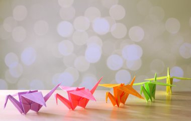 Origami Vinçler üzerinde açık renkli ahşap tablo