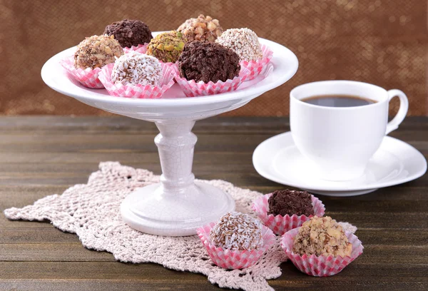 Set di caramelle al cioccolato sul tavolo su sfondo marrone — Foto Stock